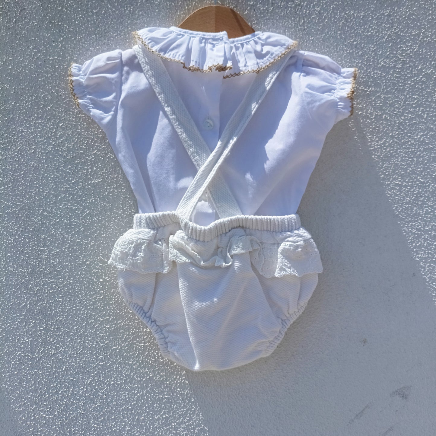 Conjunto de Cerimónia Branco e Camelo de 2 Peças (Fofo de Alças + Camisa) – [Tamanho, 6 Meses]
