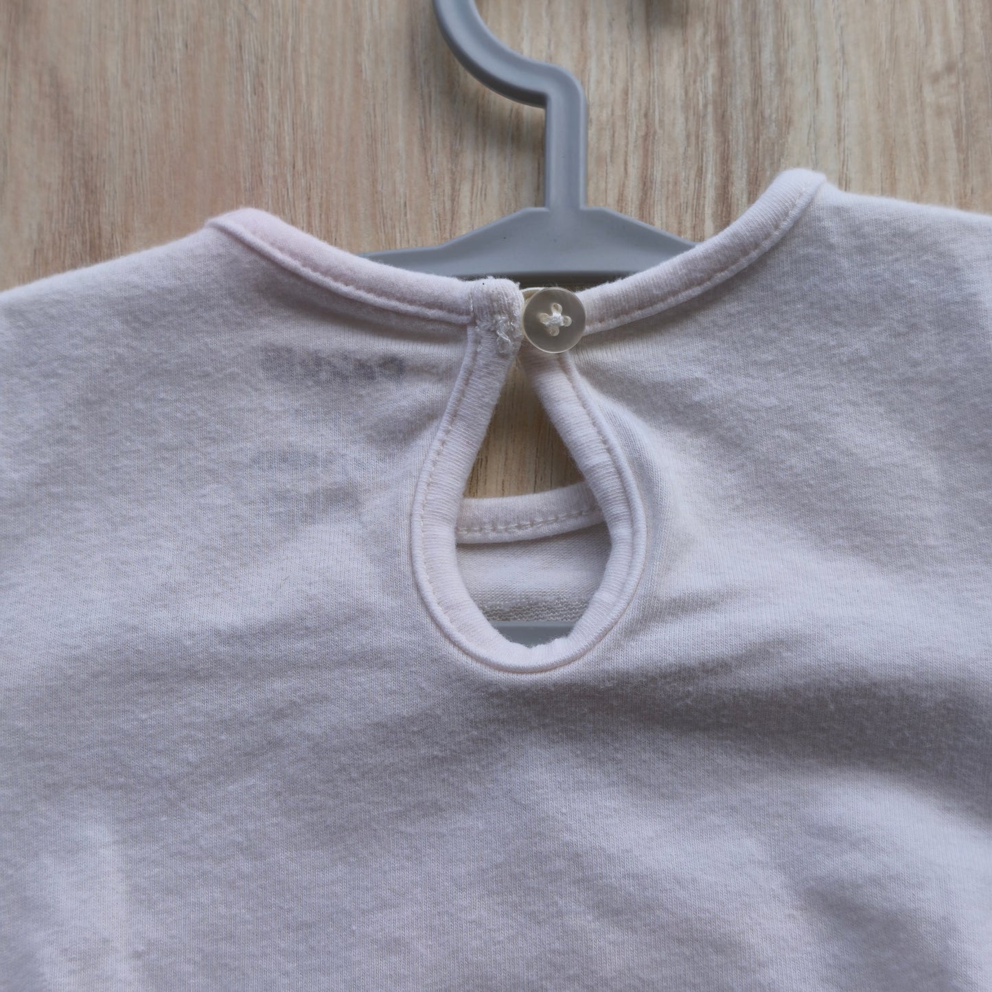 Conjunto de Bebé Pekkle: T-shirt com Ananases + Calções Azuis – 3 Meses