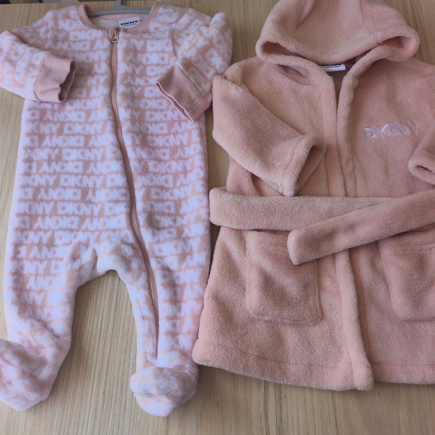 Conjunto DKNY de Bebé (2 Peças): Babygrow e Roupão com Capuz – Rosa