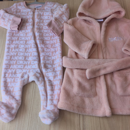 Conjunto DKNY de Bebé (2 Peças): Babygrow e Roupão com Capuz – Rosa