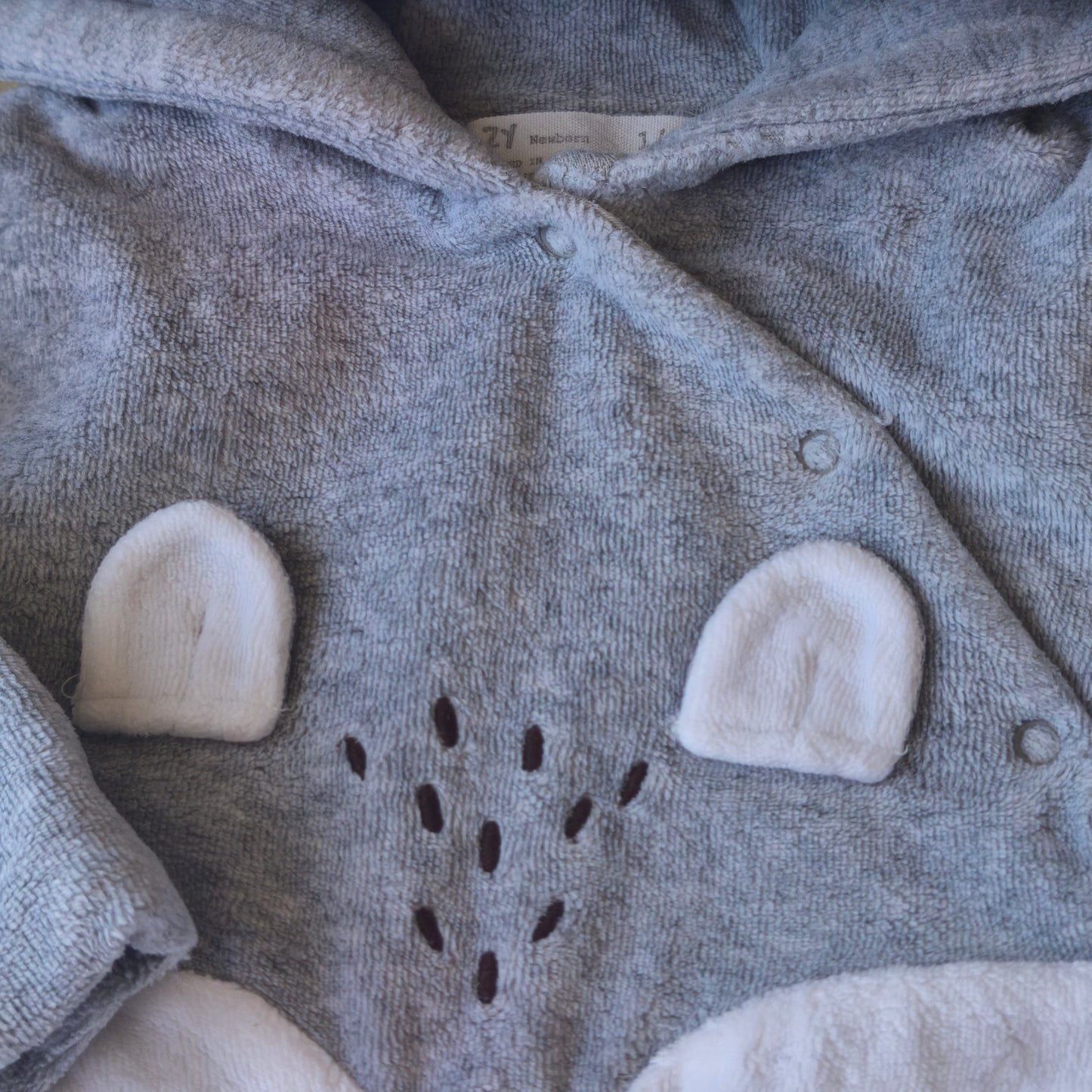 Babygrow de Veludo Cinzento com Capuz – Zippy