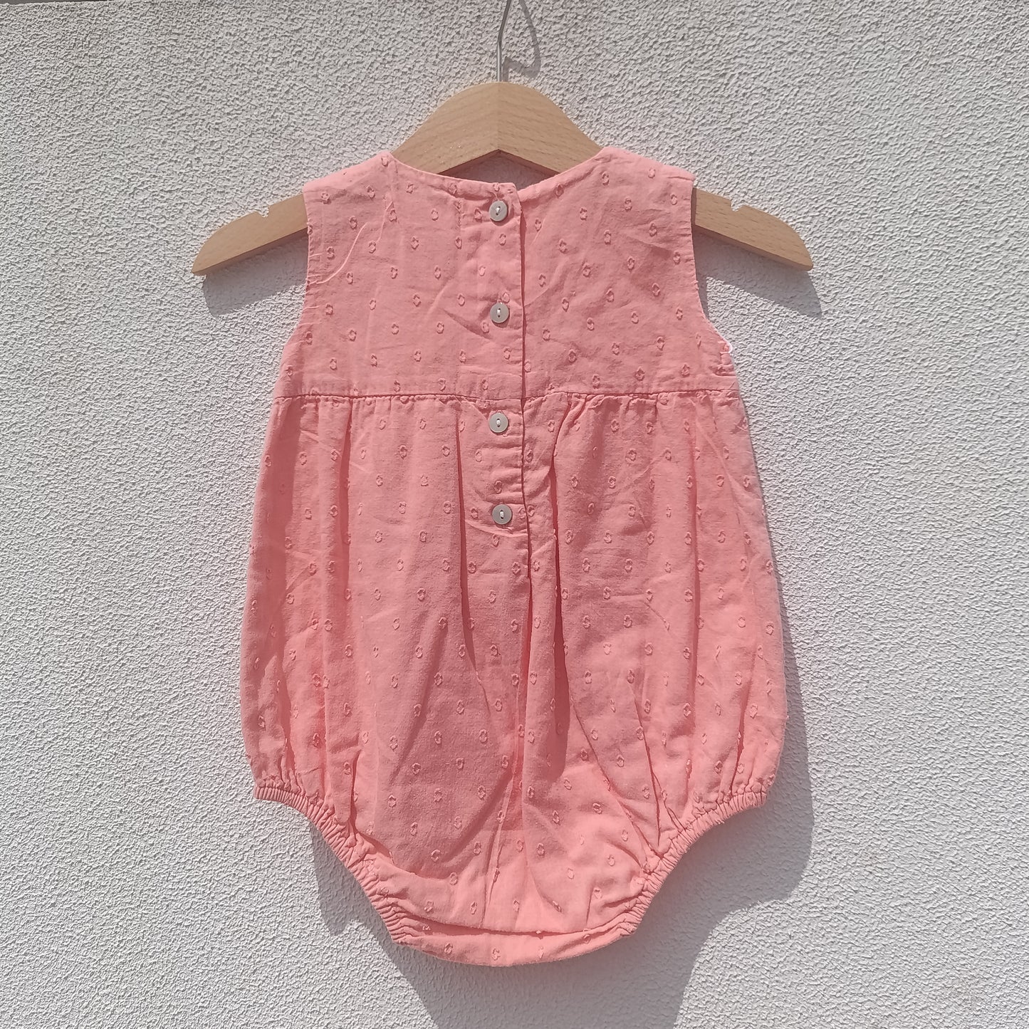 Fofo / Romper Rosa-Coral com Bordado Inglês – 1-3 Meses