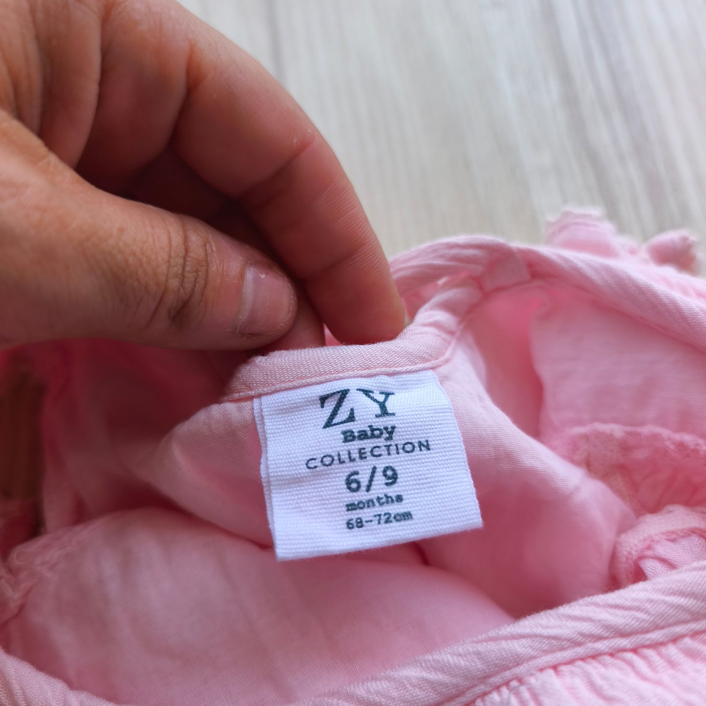 Vestido de Gaze Rosa com Folhos e Laço – ZY (Zippy)