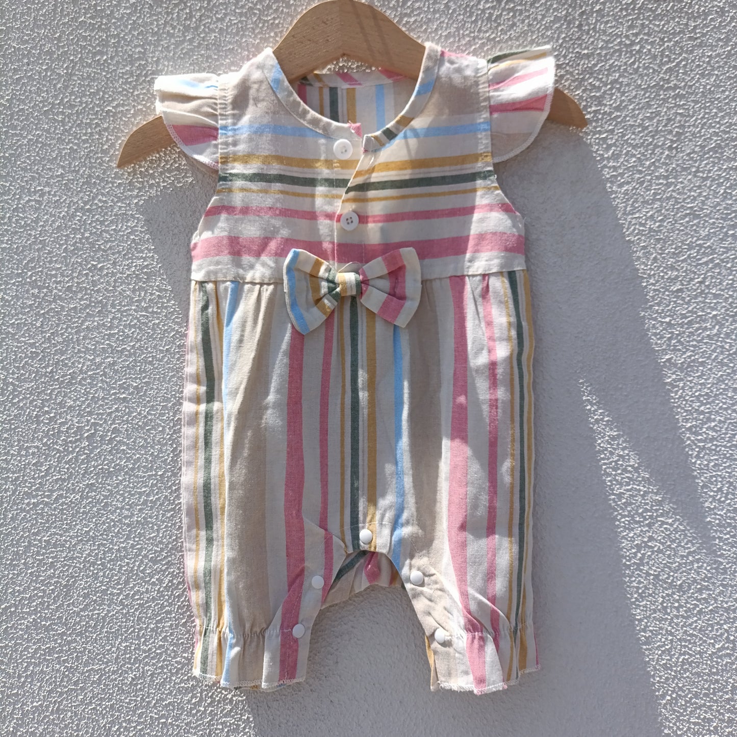 Macacão Curto / Romper de Verão às Riscas Multicoloridas com Laço – 3 a 6 Meses (estimado)