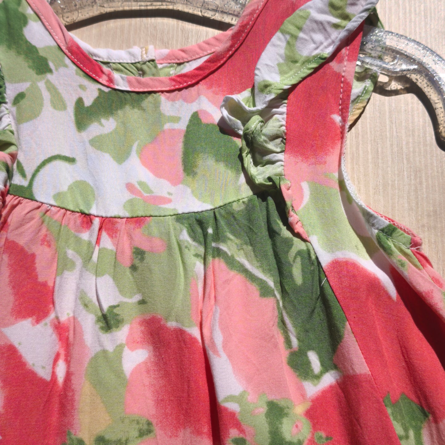 Vestido Floral Vibrante com Folhos