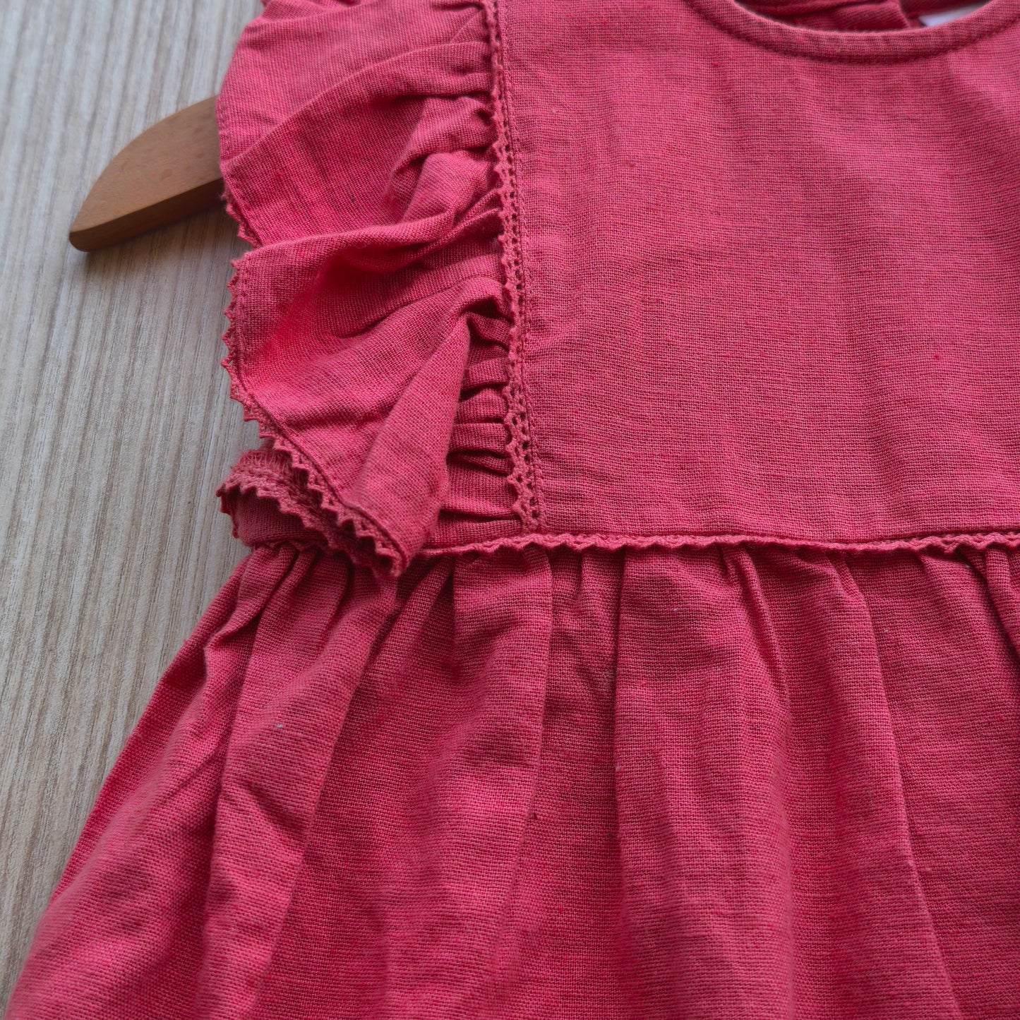 Vestido de Linho e Algodão Coral com Folhos – ZY (Zippy)