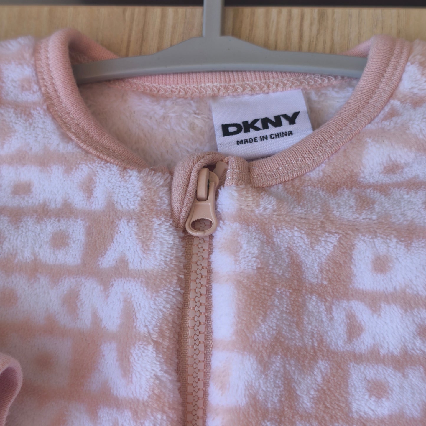 Conjunto DKNY de Bebé (2 Peças): Babygrow e Roupão com Capuz – Rosa