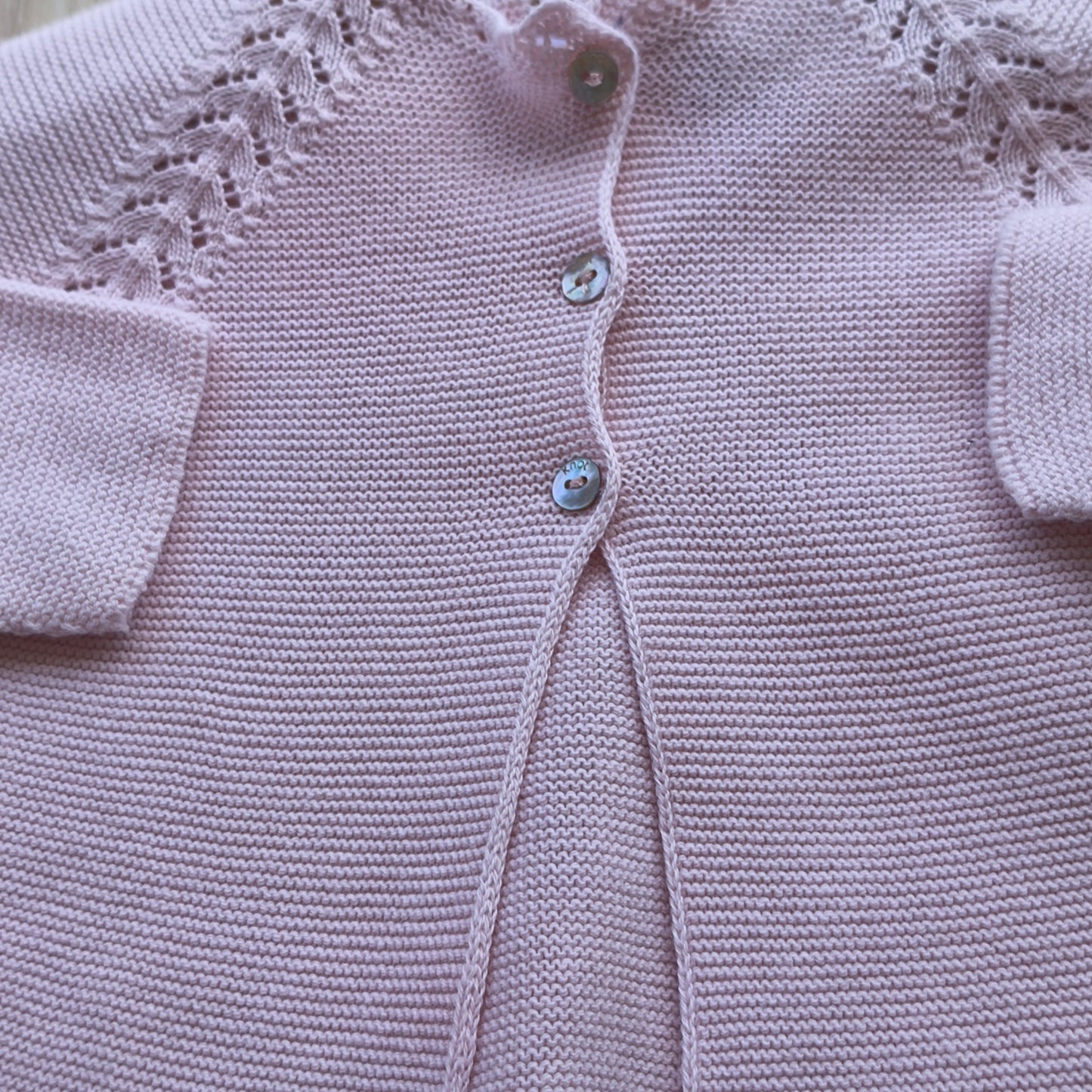 Casaco de Malha Knot Rosa-Claro com Pormenor Rendilhado – 1 Meses