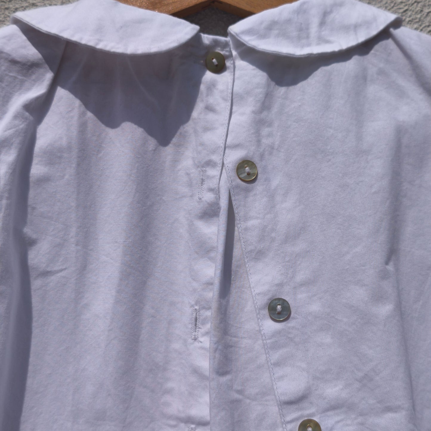 Camisa Branca Básica com Gola Bebé – ZY- 3-4 anos