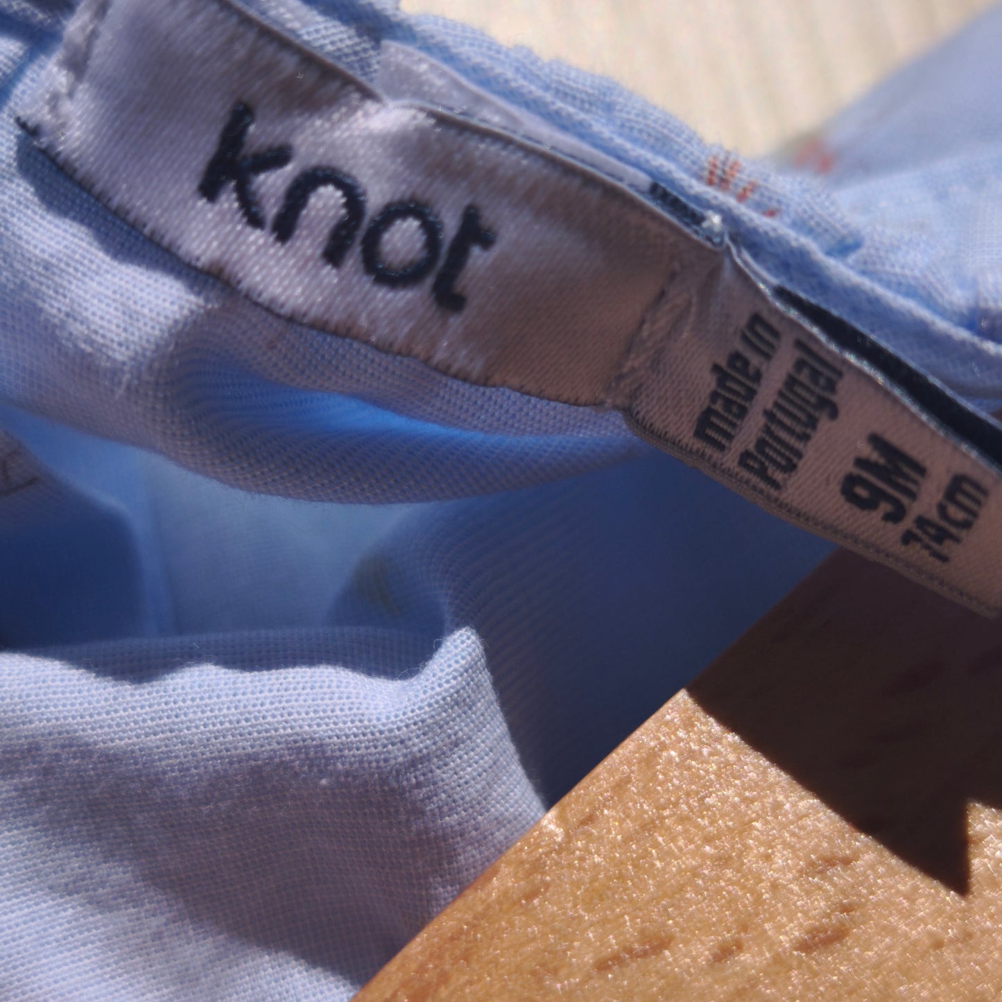 Blusa Azul-Claro com Gola de Folho Knot