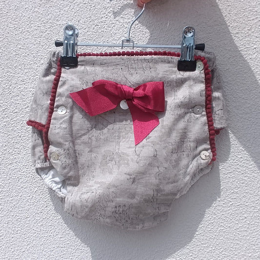 Tapa-Fralda Clássico com Laço Bordô e Pompons – 18 Meses