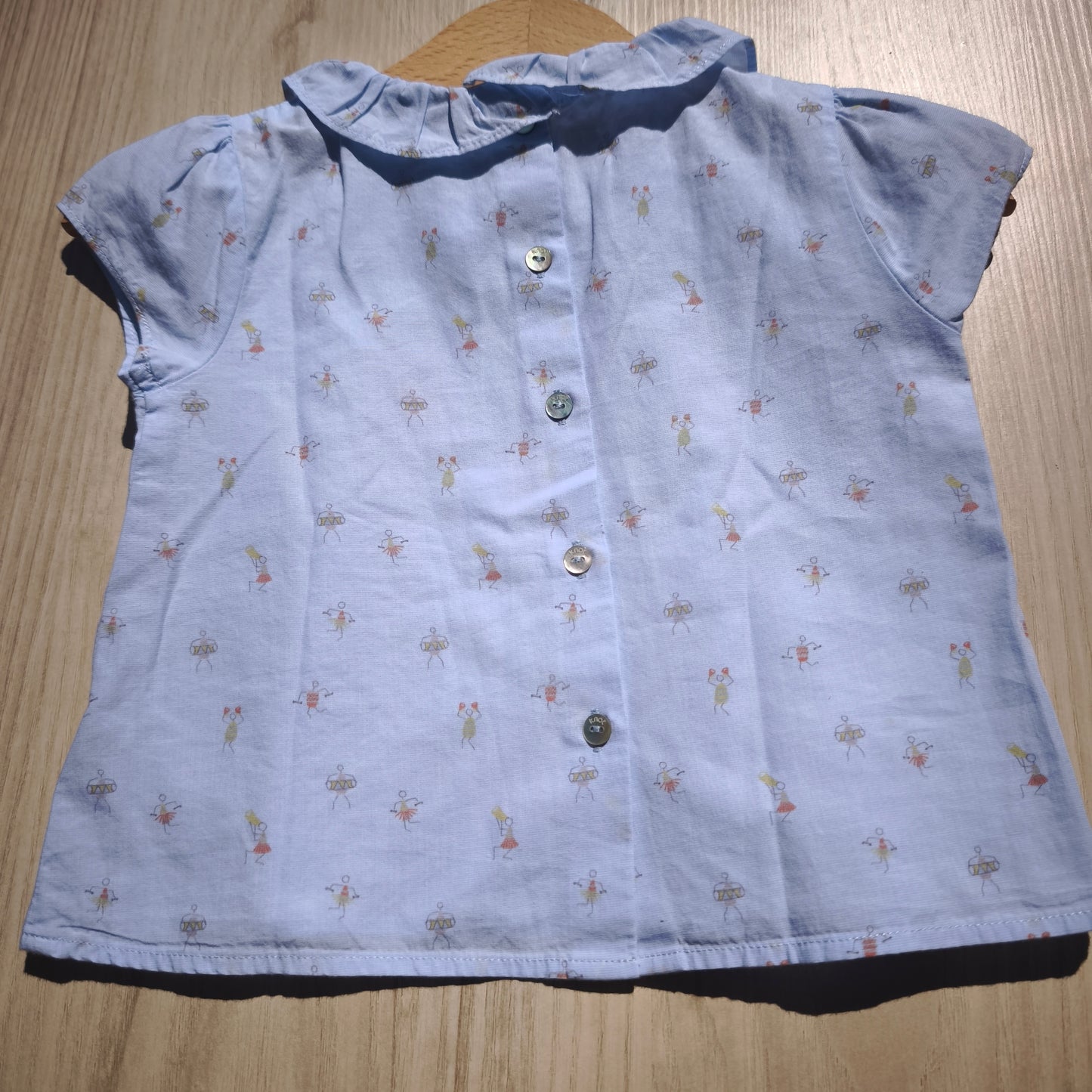 Blusa Azul-Claro com Gola de Folho Knot