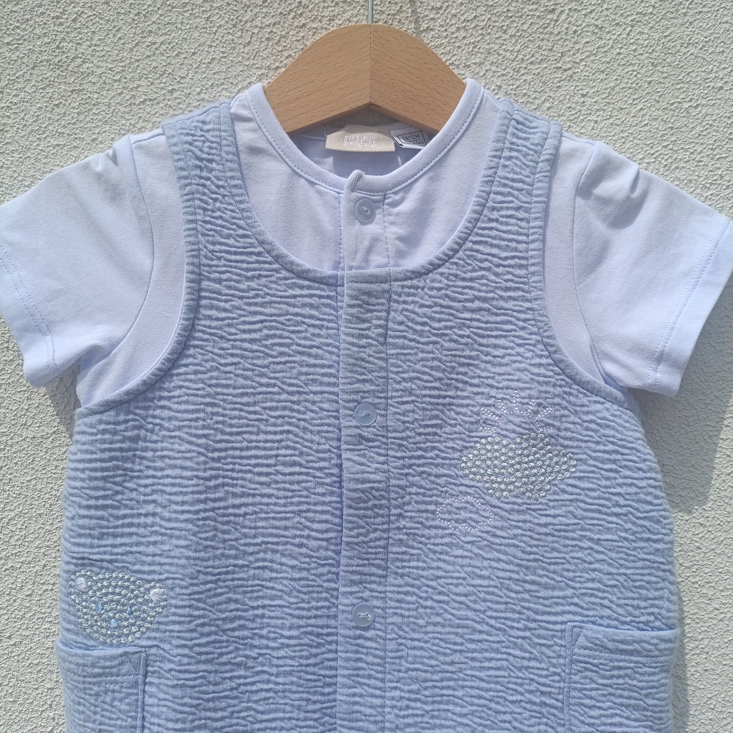 Fofo / Macacão Curto Chicco Azul-Bebé (Novo c/ Etiqueta) – 12 Meses (74 cm)