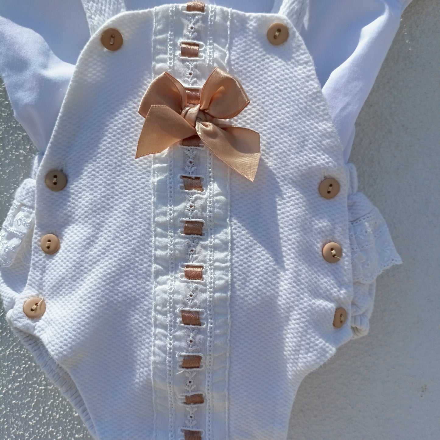 Conjunto de Cerimónia Branco e Camelo de 2 Peças (Fofo de Alças + Camisa) – [Tamanho, 6 Meses]