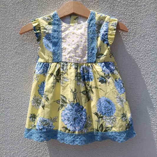 Vestido Floral Amarelo e Azul com Croché e Rendinha – 12 Meses