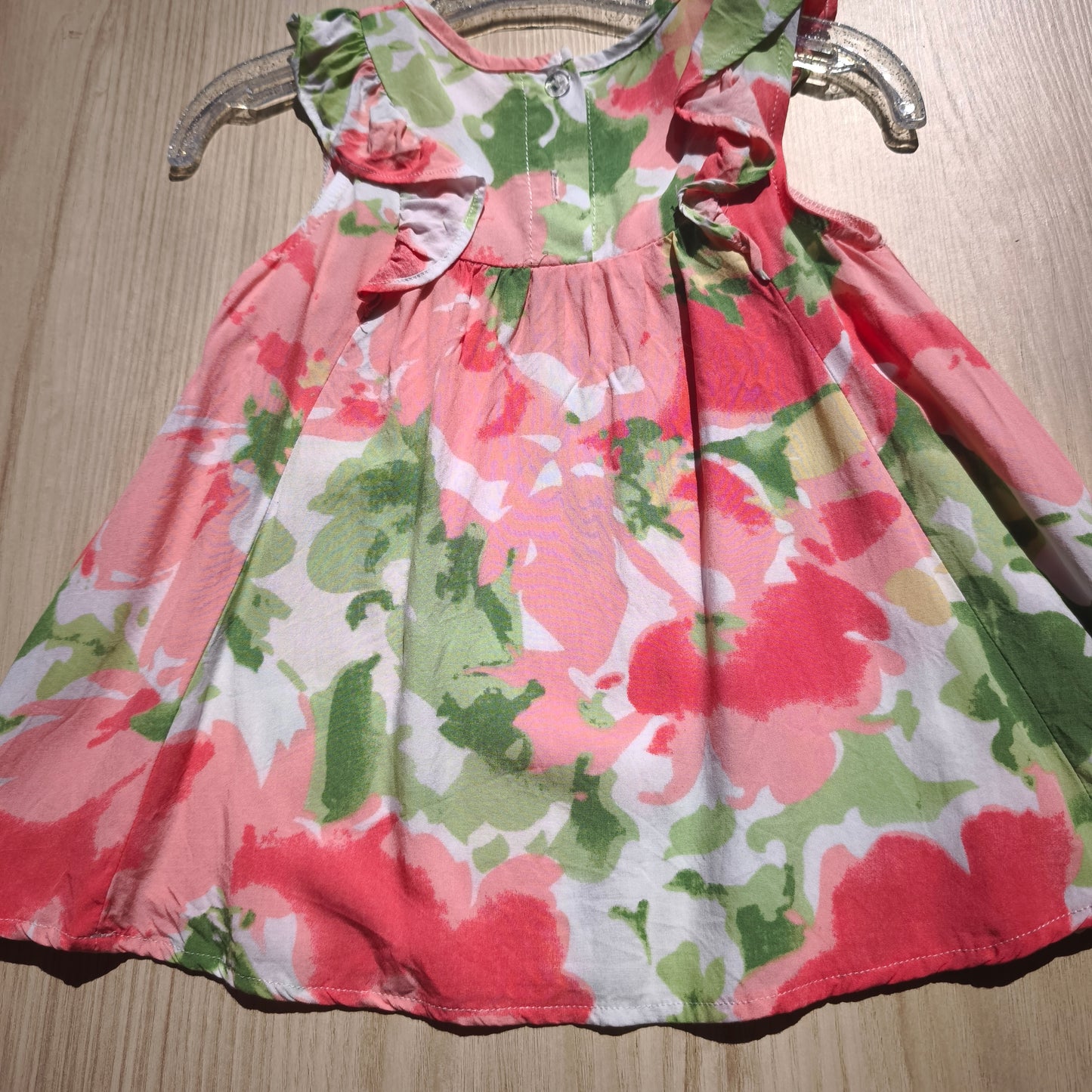 Vestido Floral Vibrante com Folhos