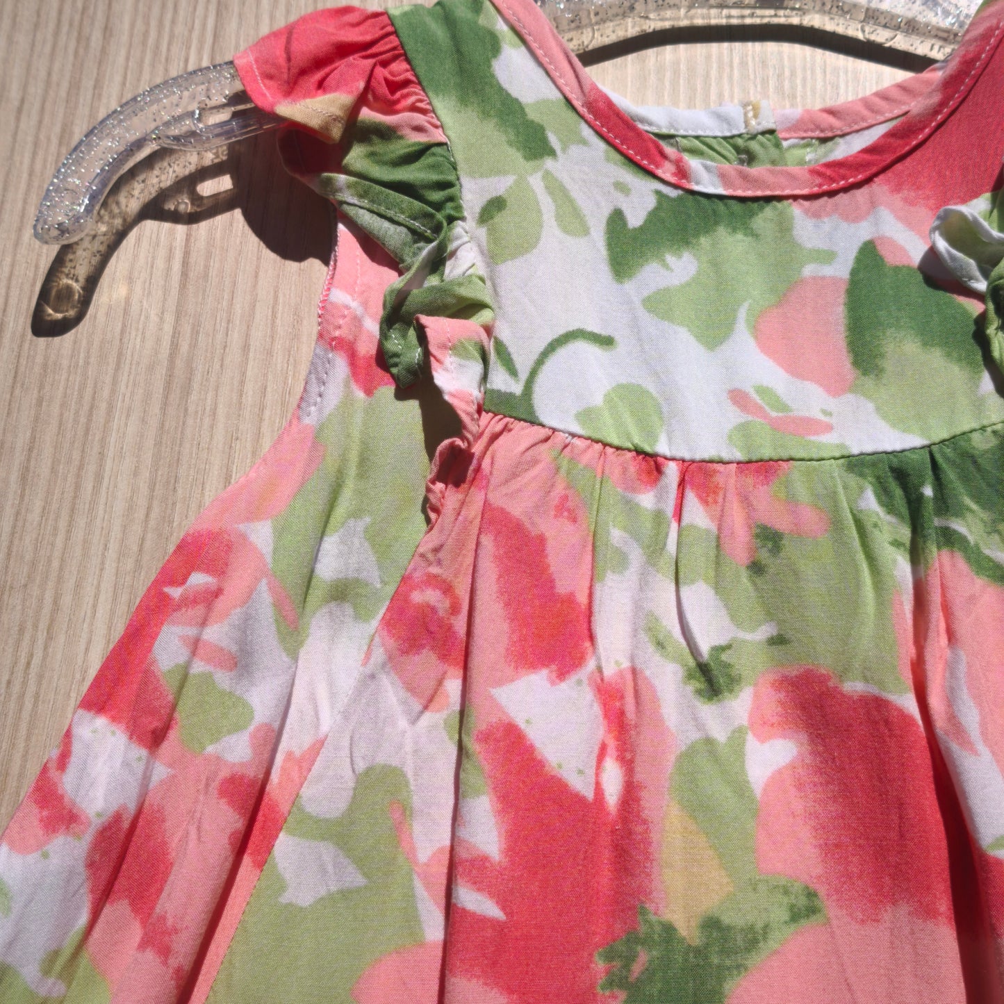 Vestido Floral Vibrante com Folhos
