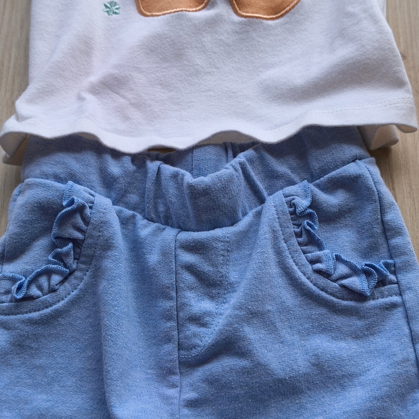 Conjunto de Bebé Pekkle: T-shirt com Ananases + Calções Azuis – 3 Meses