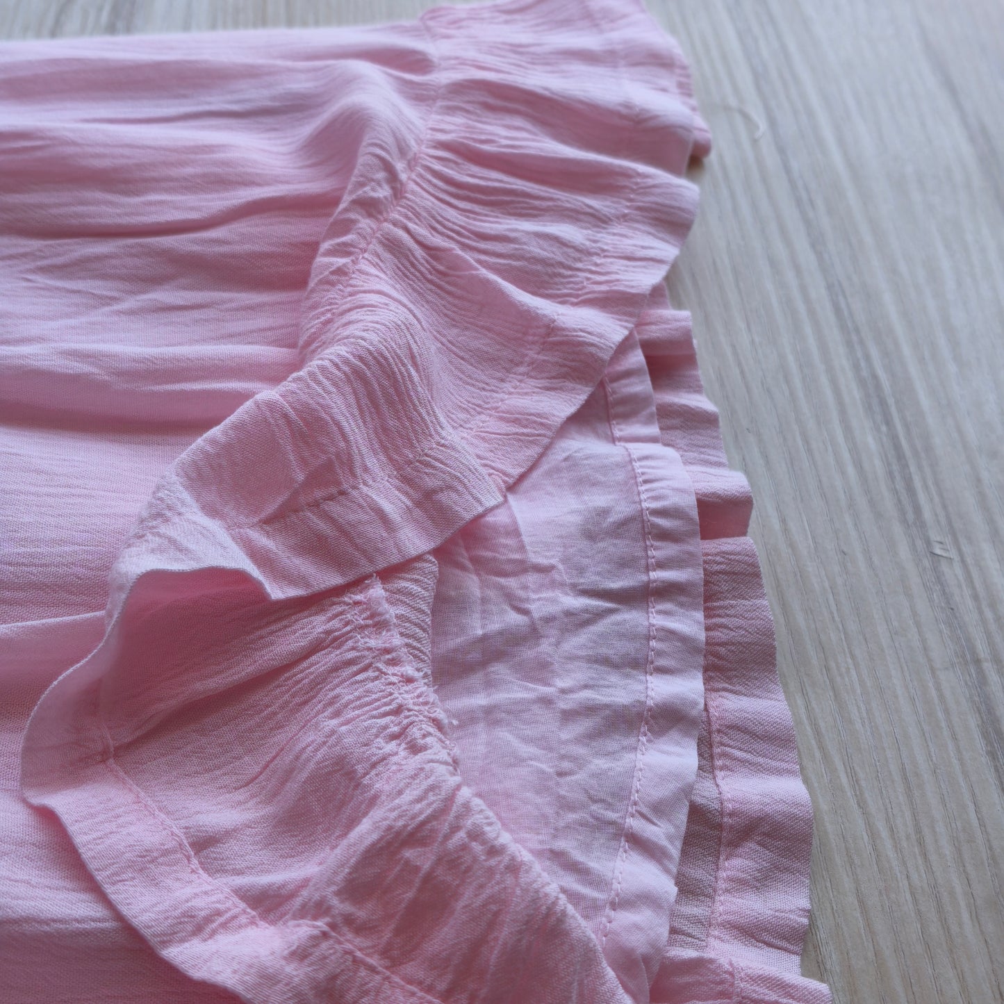 Vestido de Gaze Rosa com Folhos e Laço – ZY (Zippy)