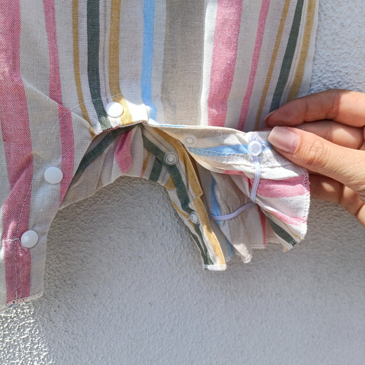 Macacão Curto / Romper de Verão às Riscas Multicoloridas com Laço – 3 a 6 Meses (estimado)