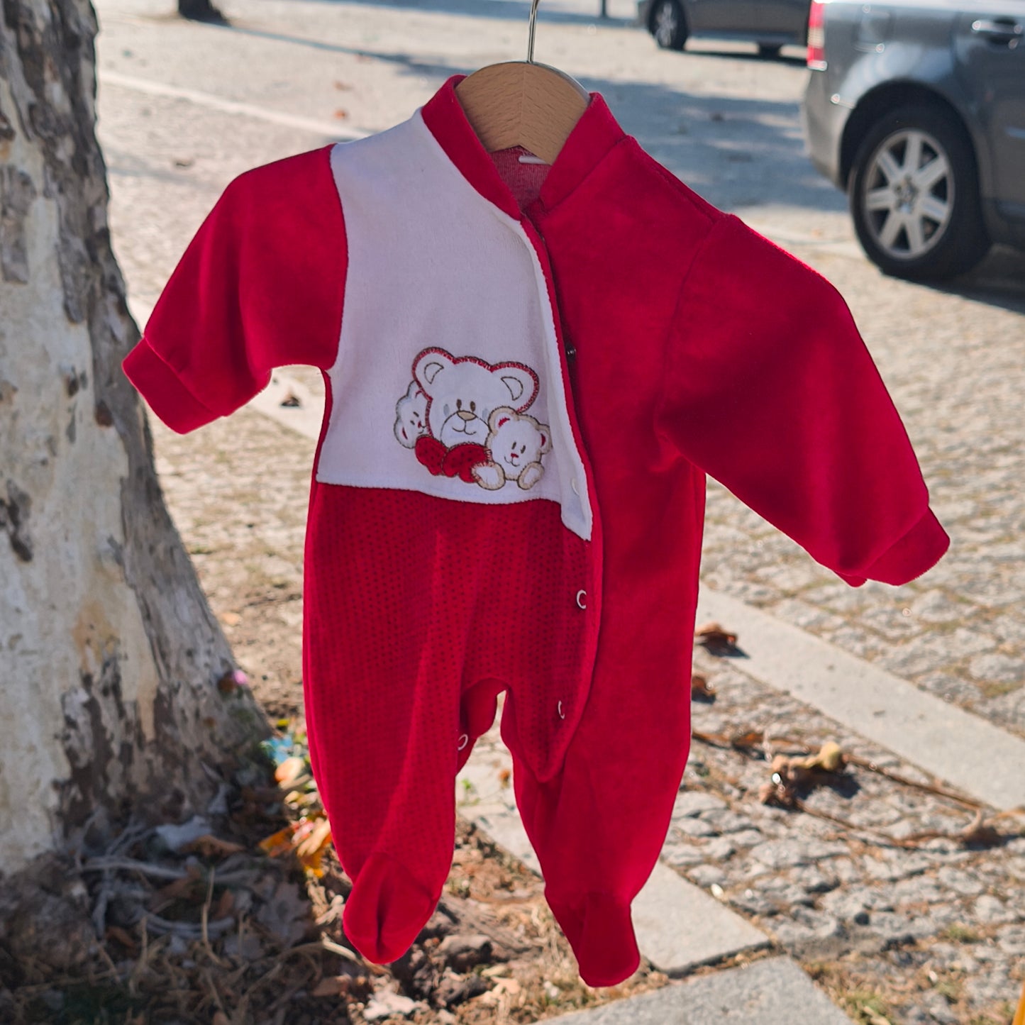 Babygrow de Veludo Vermelho c/ Peitilho Ursinho Criações Cristina – 0M (Recém-nascido)